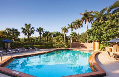 Ludlam Hotel | Steps Away from Miami's Int'l Airport! Free Airport Shuttle + Outdoor Pool