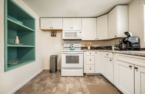 Colorado Springs Cabin | Steps from Mountain View Cafe! 2 bedroom attached cabin w/fenced private yard!