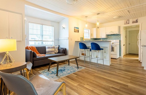 Crystal Beach Cottage | Steps to Crystal beach|Beach Passes|Fire pit|Hot tub|4 Cruiser bikes