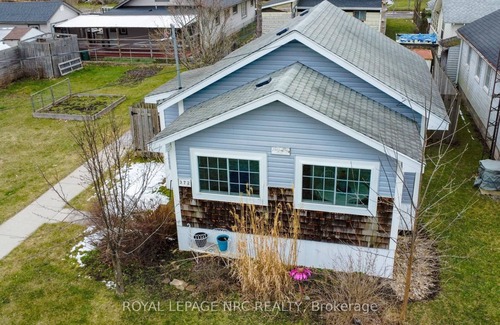 Crystal Beach Cottage | Steps to Crystal beach|Beach Passes|Fire pit|Hot tub|4 Cruiser bikes