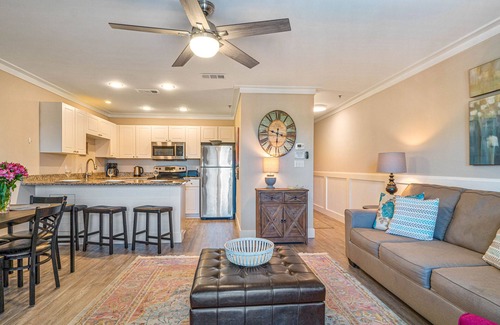 Gulf Place Condo | Steps to deeded beach and pools-shopping/dining just steps from condo-beach gear