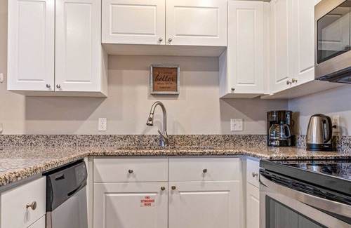 Gulf Place Condo | Steps to deeded beach and pools-shopping/dining just steps from condo-beach gear
