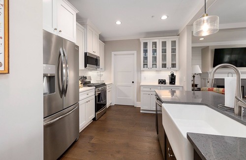 Epworth Acres Condo | Steps to Gascoigne Park, short term vacation rental, long term stays – sleeps 6