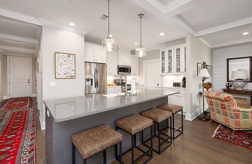 Epworth Acres Condo | Steps to Gascoigne Park, short term vacation rental, long term stays – sleeps 6