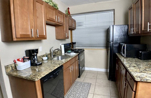 DeBaliviere Place Condo | Steps to Metrolink & Forest Park,1st Fl King & Queen Beds+ Free Gated Parking