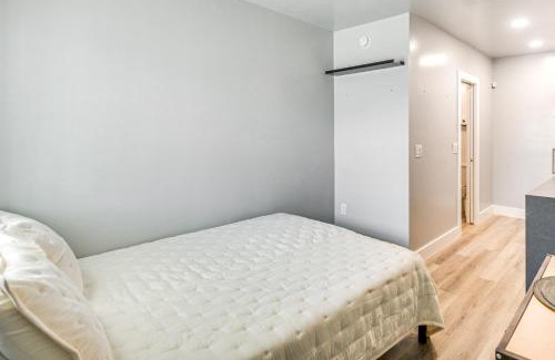 Rogers Seabreeze Apartment | Steps to Sand Studio Stay in Daytona Beach!