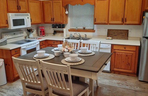 Hayesville Cabin | Steps to Shooting creek. FREE 2 bedrooms and game room if booked by Oct 1st