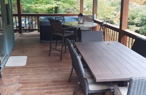 Hayesville Cabin | Steps to Shooting creek. FREE 2 bedrooms and game room if booked by Oct 1st