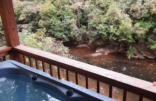 Hayesville Cabin | Steps to Shooting creek. FREE 2 bedrooms and game room if booked by Oct 1st
