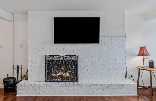 West Hartford House | Steps to Ski Trail Fireplace - Kingswood 1B
