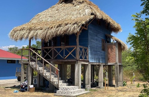 Leon Cabin | Steps to Surf – Beachfront Loft Cabana with Kitchenette