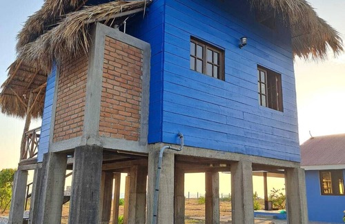 Leon Cabin | Steps to Surf – Beachfront Loft Cabana with Kitchenette