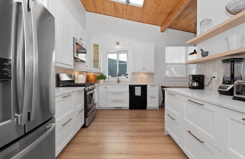 Cultus Lake House | Steps to the beach, waterslides, amusement park & golf course!