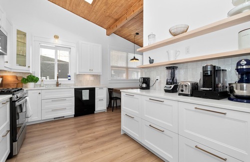 Cultus Lake House | Steps to the beach, waterslides, amusement park & golf course!