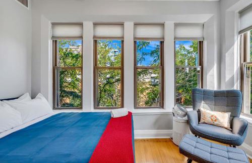 Uptown Apartment | Steps to the Lakefront! This Uptown Beauty is Everything You Need for a Perfect Chicago Getaway condo