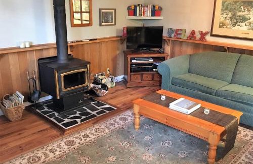 Galiano House | Sticks and Stones Cottage-Arbutus Grove