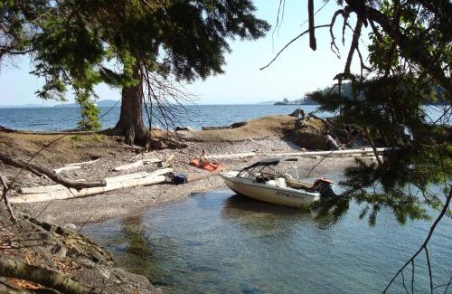 Galiano House | Sticks and Stones Cottage-Arbutus Grove