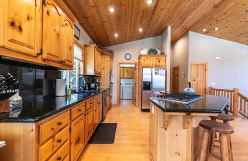 Talmont House | Stine Haus - 3 Bedroom, 2.5 Bath - HOT TUB & Beach Access!