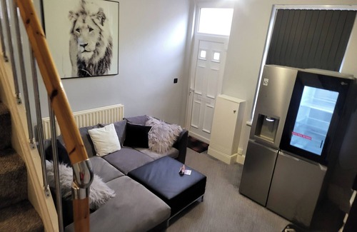 Burslem Apartment | Stoke-on-Trent - Apartment - Sleeps 5 - Parking