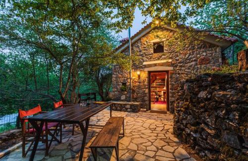 Artemisia Ski Chalet | Stone Forest Escape - Cozy Cinema & Starry Sky