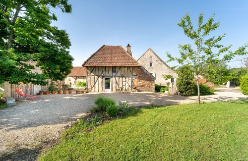 Saint-Gervais-en-Valliere Cottage | Stone outbuilding with private Nordic bath near Beaune.