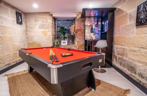 Pyrmont House | Stone house with pool table
