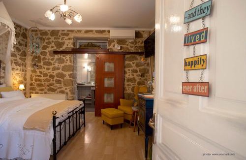 Korinthos House | Stone suite in the center of Corinth