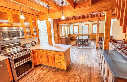Sundance Cabin | Stone Table Lodge - Sleeps 16 - 2 HOT TUBS!