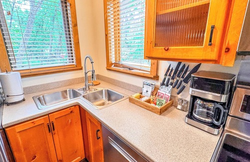 Sundance Cabin | Stone Table Lodge - Sleeps 16 - 2 HOT TUBS!