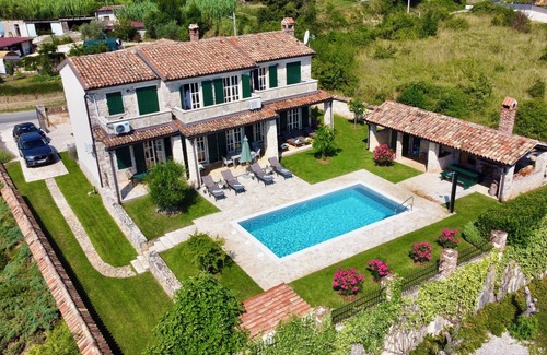 Vizinada Villa | Stone villa with a view of Motovun