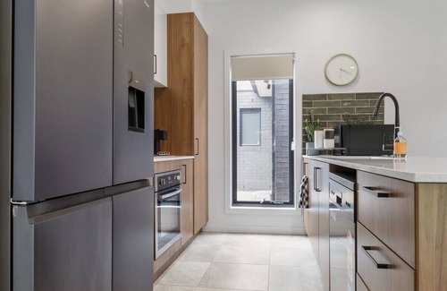 Reservoir House | Storey Time I 2BR Townhouse for Melbourne Travel