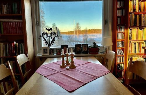 Osterbymo House | Stort hus med trädgård - sjötomt med egen båt