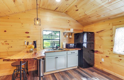 Lynx Cabin | Stout Cabin w/Fire Pit: 1 Mi to Ohio River!