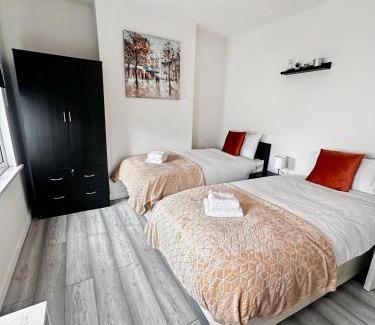 Stratford and New Town Apartment | Stratford 3 Bed Garden Home By DLuxoria Short Lets & Serviced Accommodation Greater London