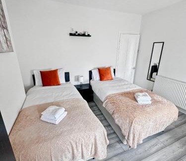 Stratford and New Town Apartment | Stratford 3 Bed Garden Home By DLuxoria Short Lets & Serviced Accommodation Greater London