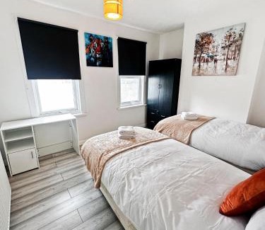 Stratford and New Town Apartment | Stratford 3 Bed Garden Home By DLuxoria Short Lets & Serviced Accommodation Greater London