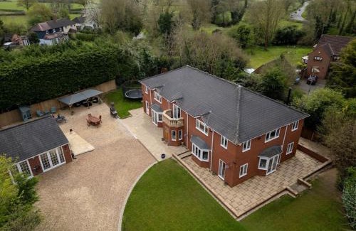 Wixford House | Stratford-upon-Avon 4BR Family Mansion on 1 acre with Pool, Gym & BBQ!
