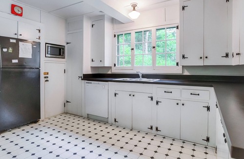 Canandaigua Cottage | Strawberry Cottage - Enjoy Wooded Privacy on Canandaigua Lake!