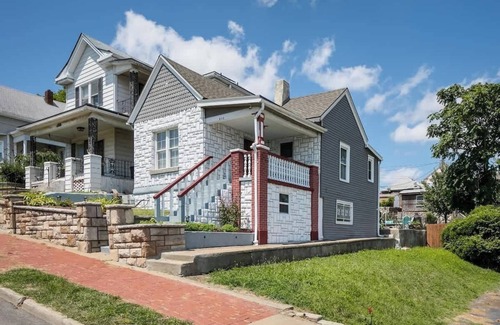 Kansas City House | Strawberry Hill Bungalow w/Incredible DT Views