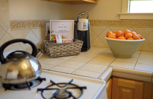Marina District Hotel | Street-Facing Dog-Friendly Queen Room with Kitchen, Free Parking & Wi-Fi