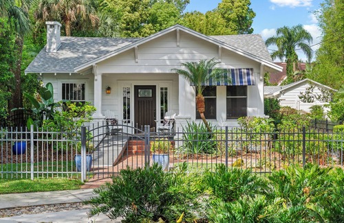 Winter Park House | Stroll to Park Avenue from Vintage Lake-View House