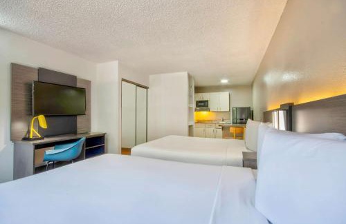 St. Johns Hotel | Studio 6-Austin, TX - Midtown