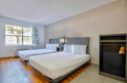 St. Johns Hotel | Studio 6-Austin, TX - Midtown