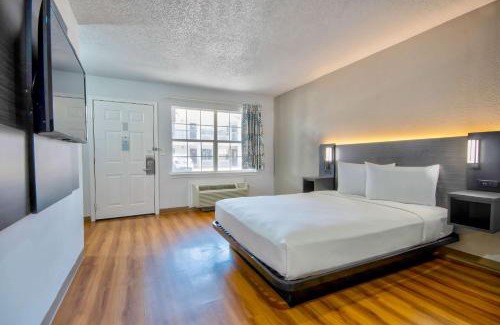 St. Johns Hotel | Studio 6-Austin, TX - Midtown