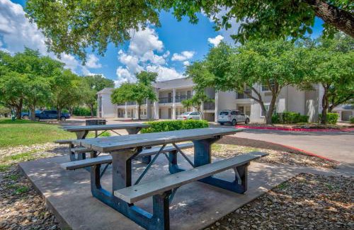 St. Johns Hotel | Studio 6-Austin, TX - Midtown