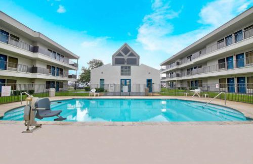 North San Antonio - SAT Hotel | Studio 6-San Antonio, TX - Airport
