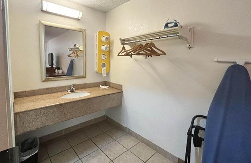 Dayton Hotel | Studio 6 Suites Dayton OH Englewood