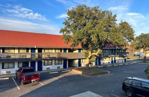 Flournoy Hotel | Studio 6 Suites Shreveport, LA Industrial Loop