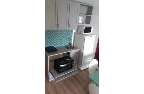 Aidy Grill Apartment | Studio Apartment in "Chesterfield Building"