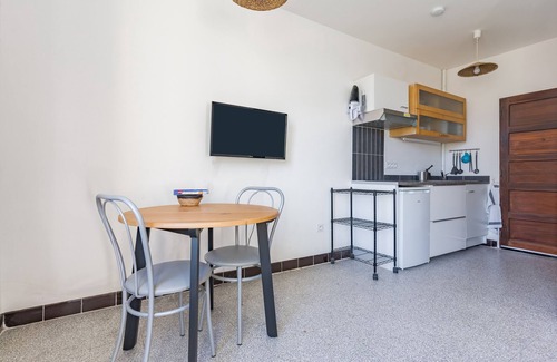 Charleval Apartment | Studio Apartment "1 - Au Coeur du Village"